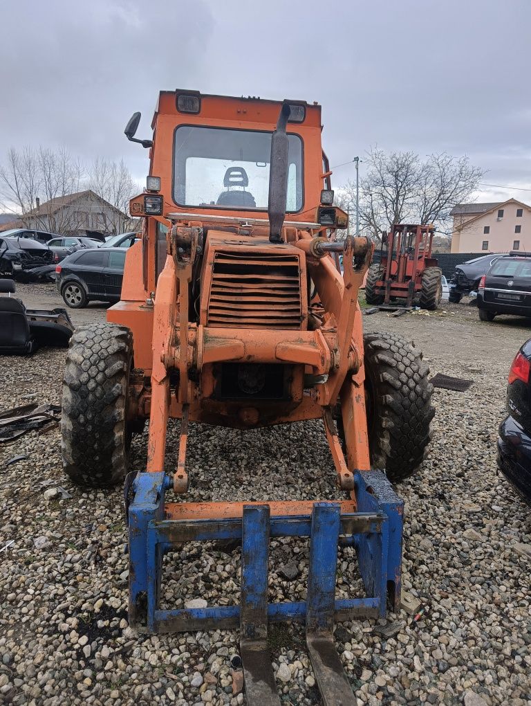 Buldo excavator încărcător frontal cu cupa