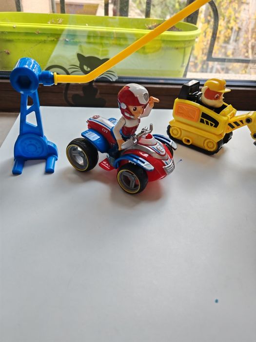 Пес патрул голям пожарникарски камион ѝ спасяване на котка