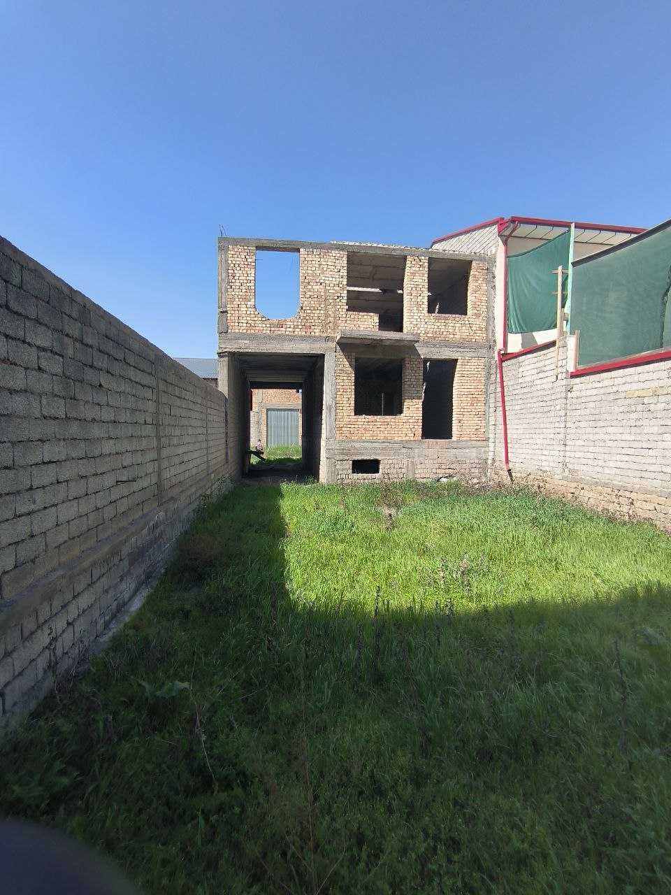 Sotiladi 2 qavat korobka hovli 2.6 sotix Xonobod. Mo'ljal 352 maktab.