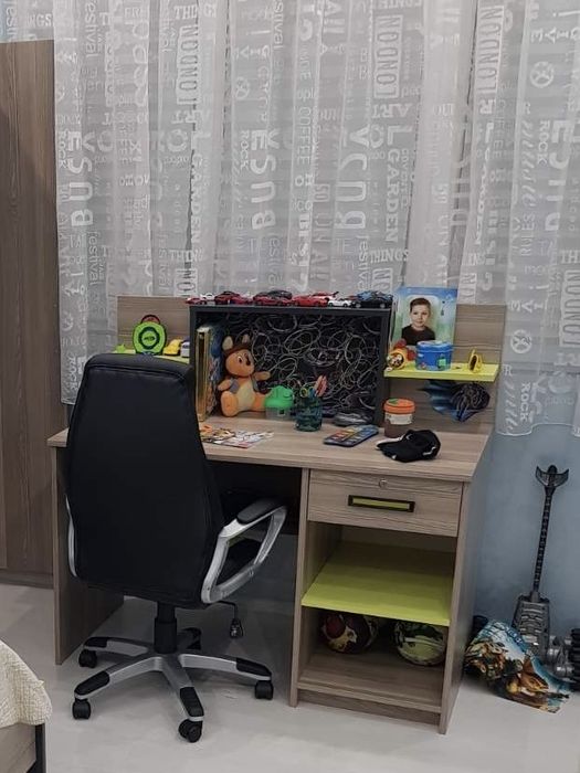 Бюро за детска стая