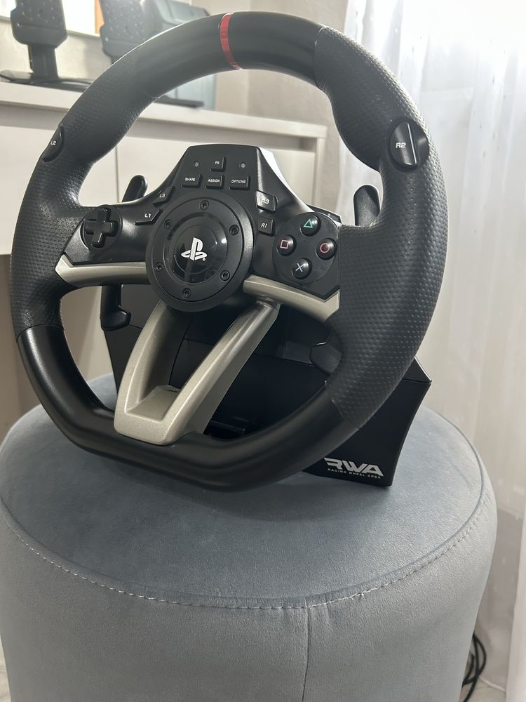 Playstation 4 с два контолера, 4 игри, волан и педали
