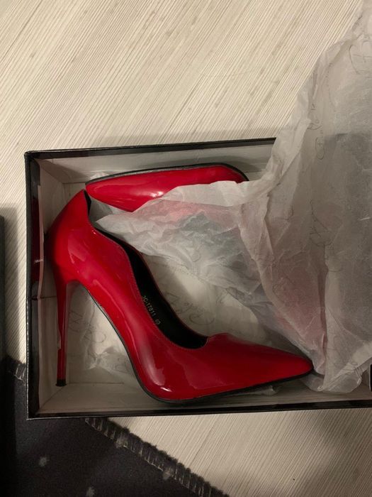 Червени лачени токчета