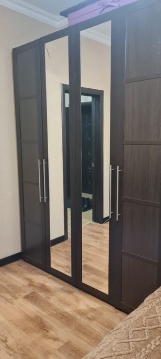 2 шкафа , один шкаф с полками , второй шкаф со штангой