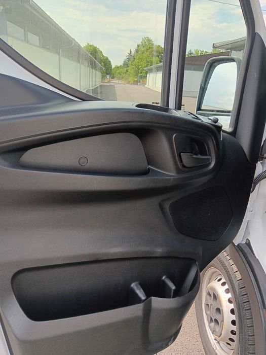 Товарен бус IVECO под наем АВТОМАТИК