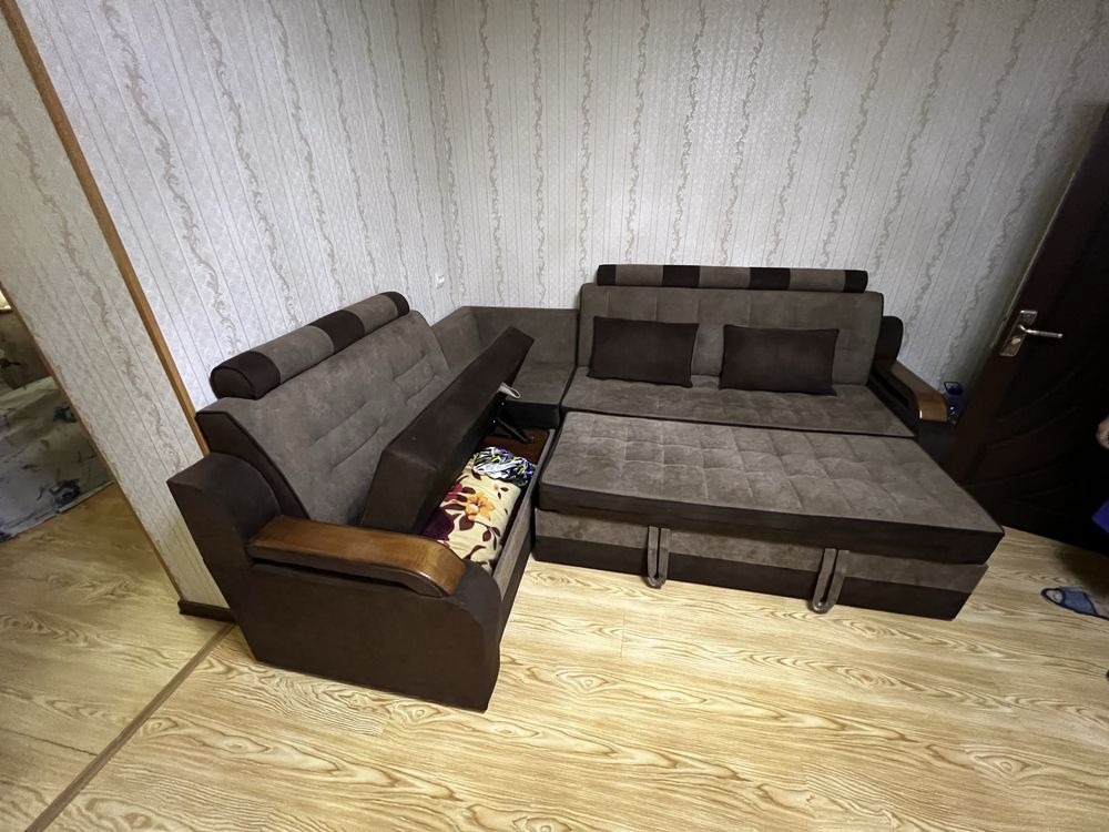 Продам комплект мягкой мебели (диван + кресло)