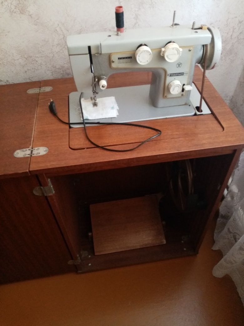Продаётся швейная машина марки Подольск 142 в хорошем состоянии.