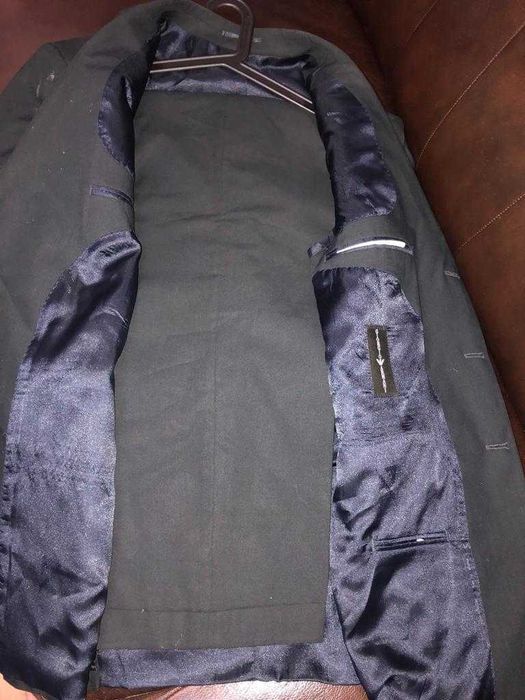 Vand costum Giorgio Armani,100% lana,negru,marimea 54.