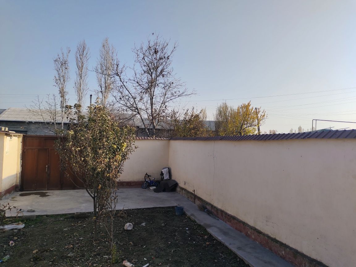 келишилган нархда ховли уй сотилади