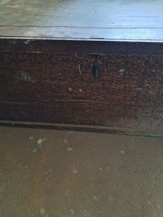 Голям стар дървен сандък