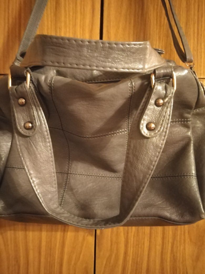 Продам женскую сумку серого цвета