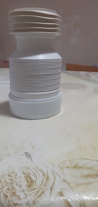 Гофра уиверсальная для унитаза.