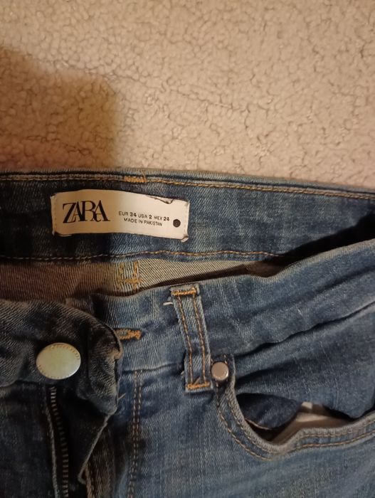 Тъмносиньо дамско дънки на Зара размер 34