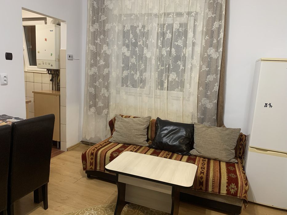 Închiriez apartament cu 2 camere