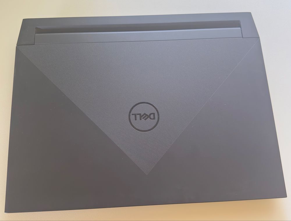 Геймърски лаптоп Dell G15 5511 + безжичен контролер DualSense