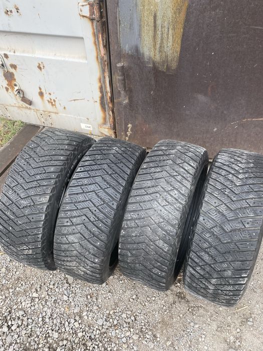 Шины зимние Goodyear  235/55/18
