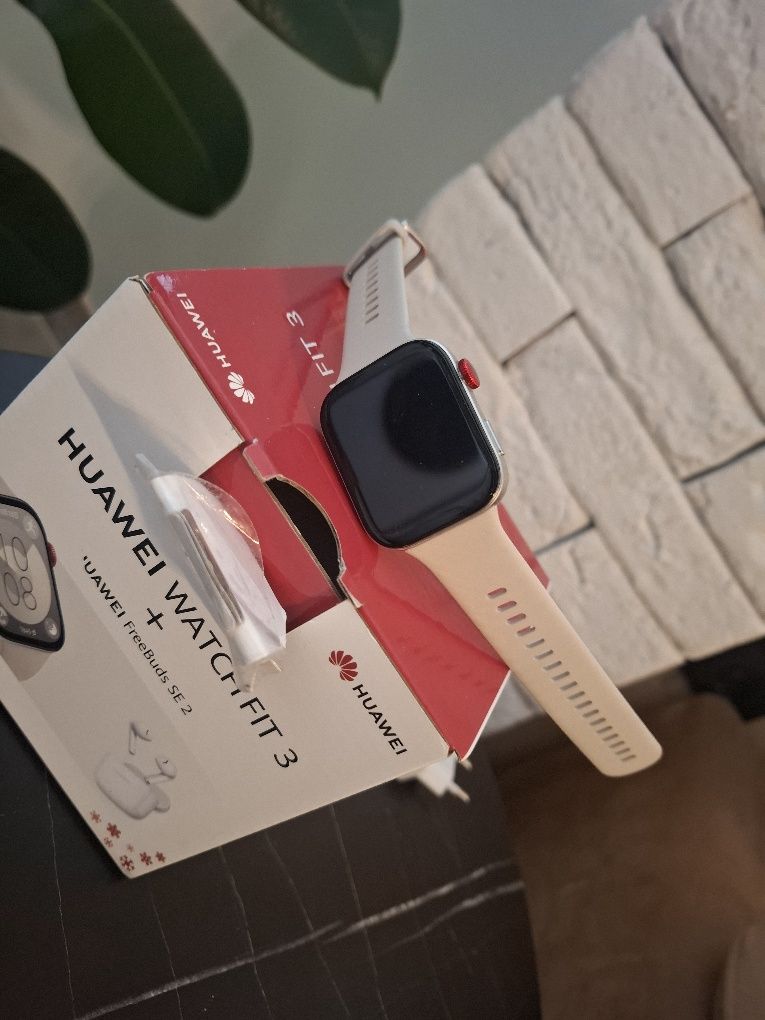 Продава  Huawei  fit3