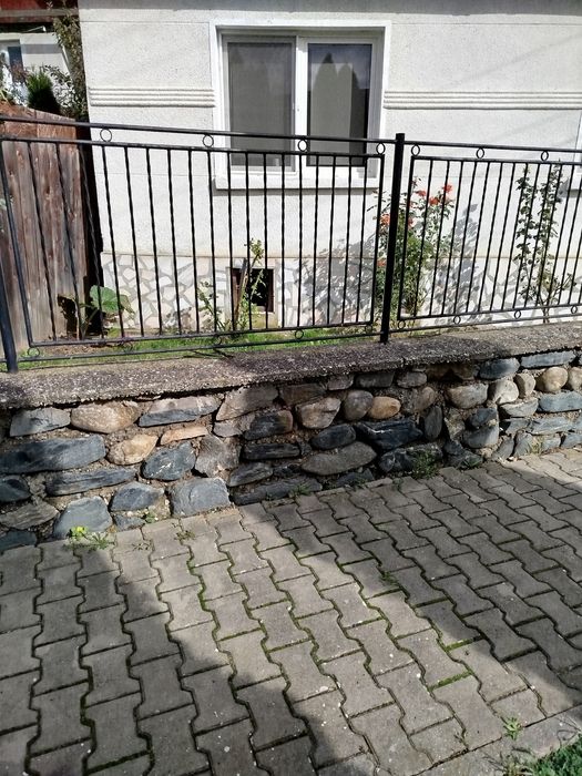 Vând poartă , portiță gard,și piatră construtie