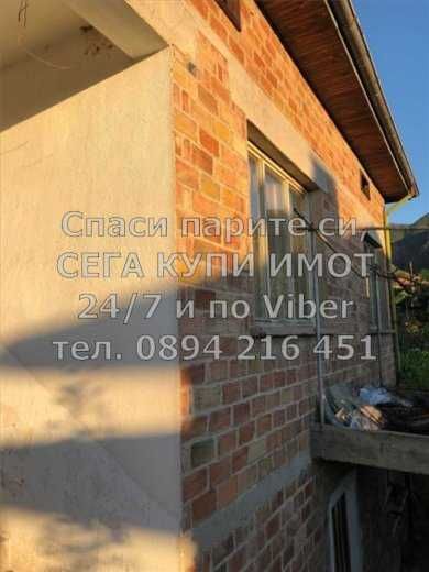 код 61604. Двуетажна тухлена къща 200м2 с двор 900м2 със стоп. сгради