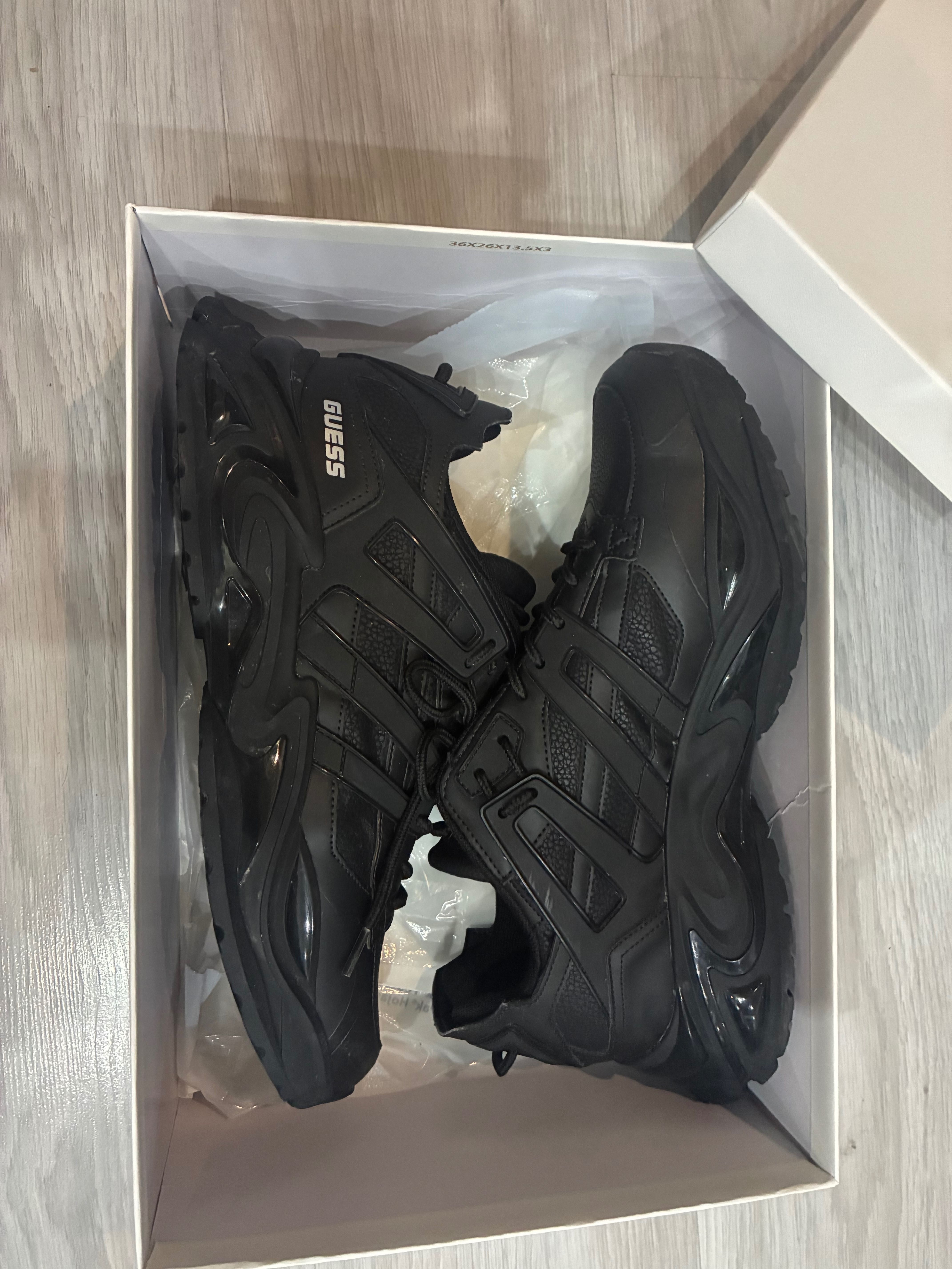 Оригинални Guess обувки – 45 номер (29 см), чисто нови