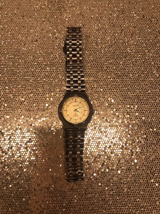 Елегантен дамски часовник Guchi