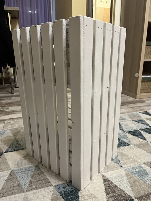 Vând rafturi din lemn versatile, finisate și vopsite manual