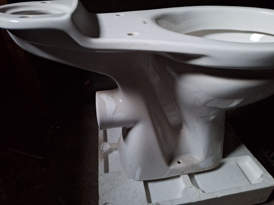 Нова тоалетна чиния