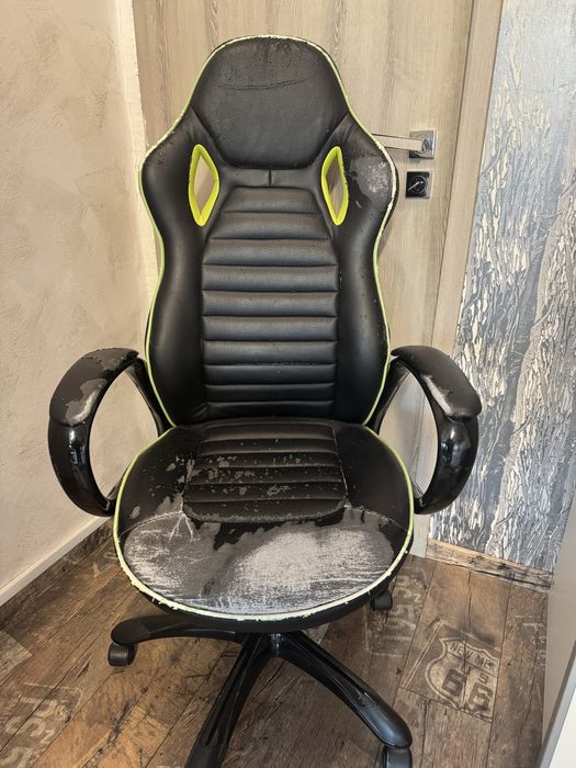 Продавам захабен геймърски стол