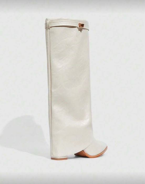 Тренди ботуши на дебел ток.