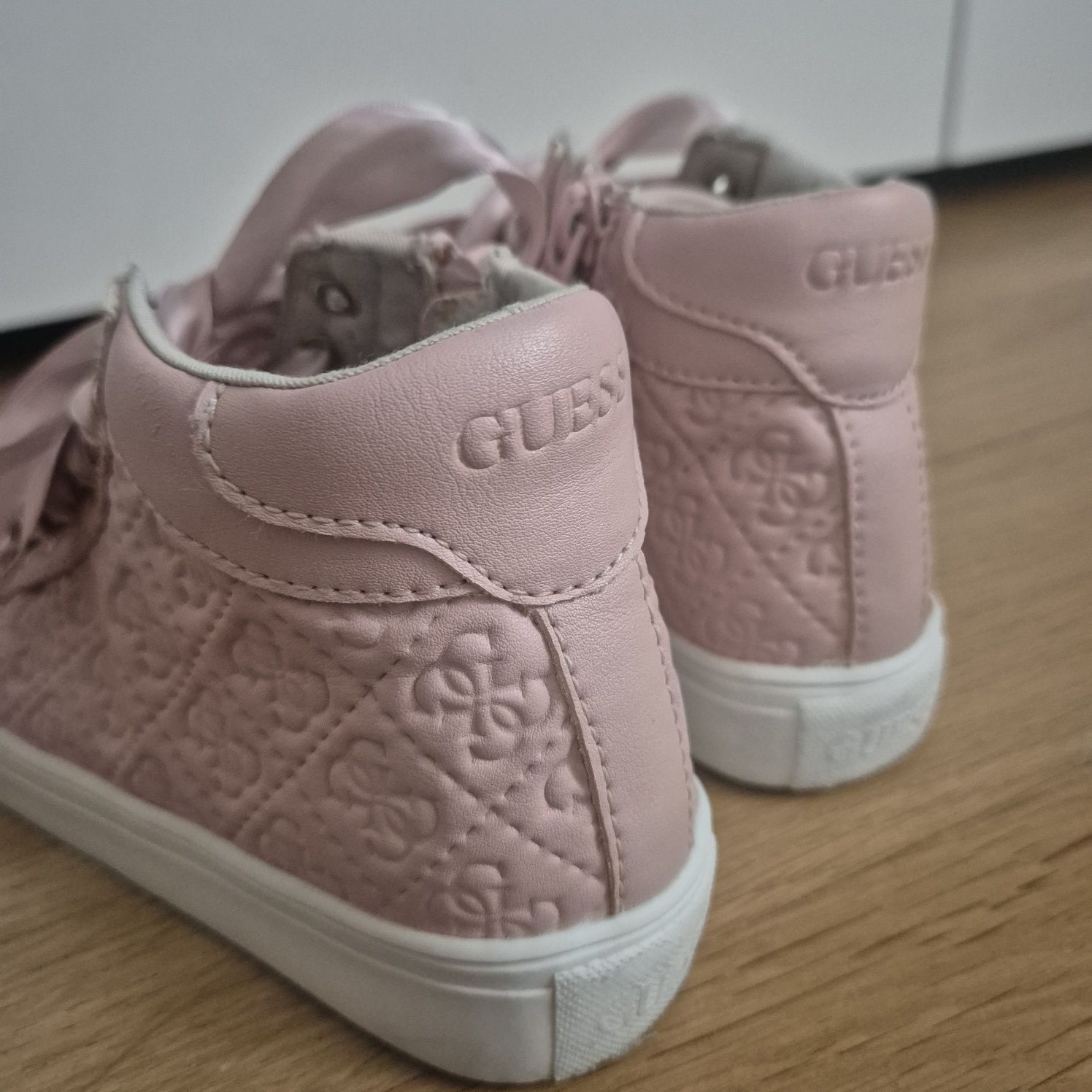 Сникърси GUESS.   .