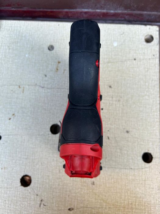 Capsator pe acumulator Milwaukee M12 BST