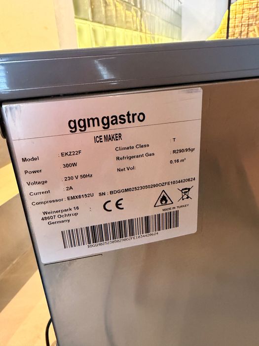 Vand Mașină de gheață - 22 kg / 24 h- stare impecabila + accesorii