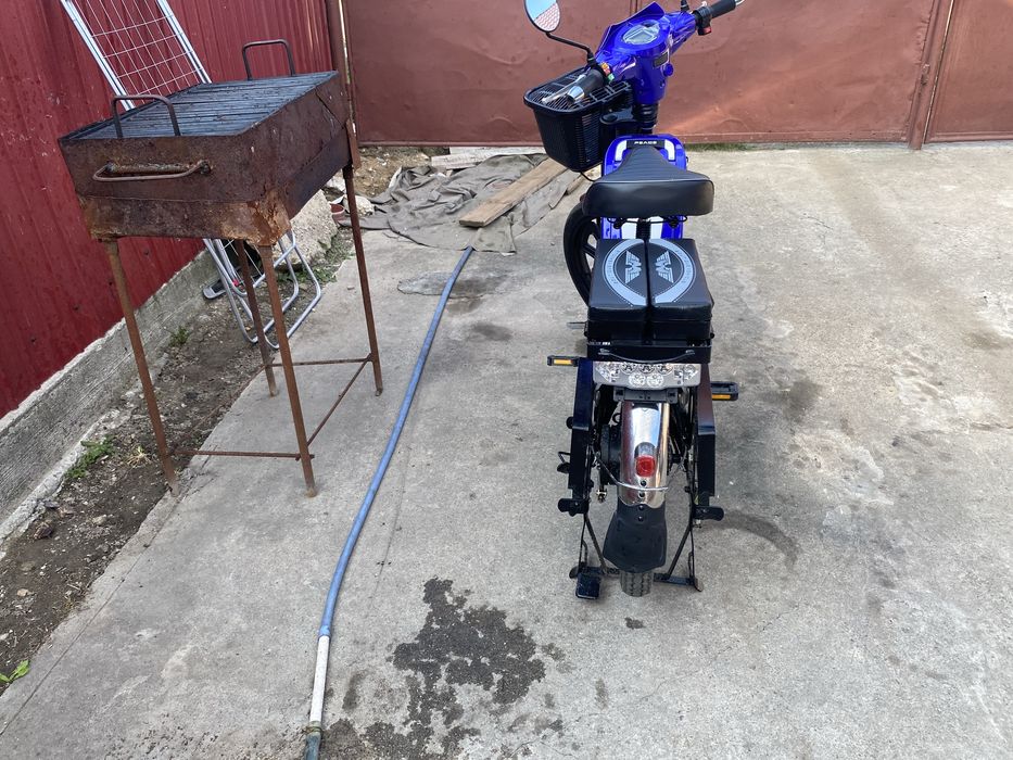 Scuter electric cu pedale