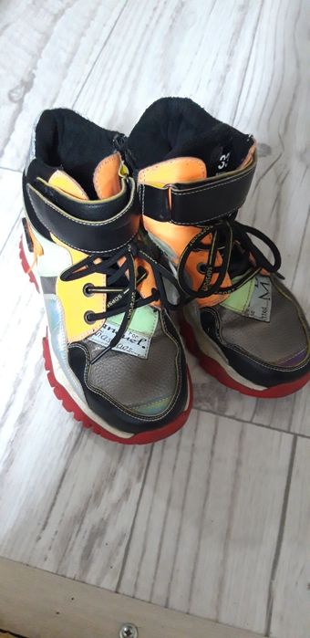 Продам детскую обувь на девочку,размеры  30 ,32,33