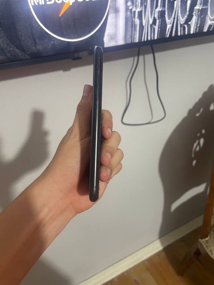 Iphone xr 64gb 80%yomkisti telga javob beraman hechqati almashmagan