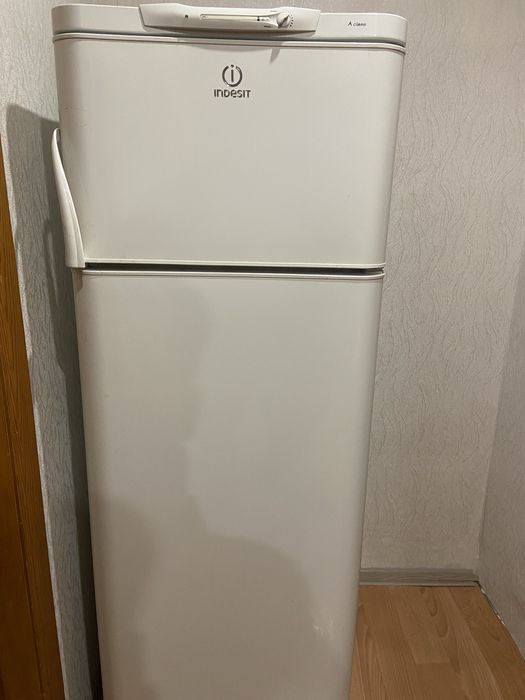 Пролдам холодильник Indesit