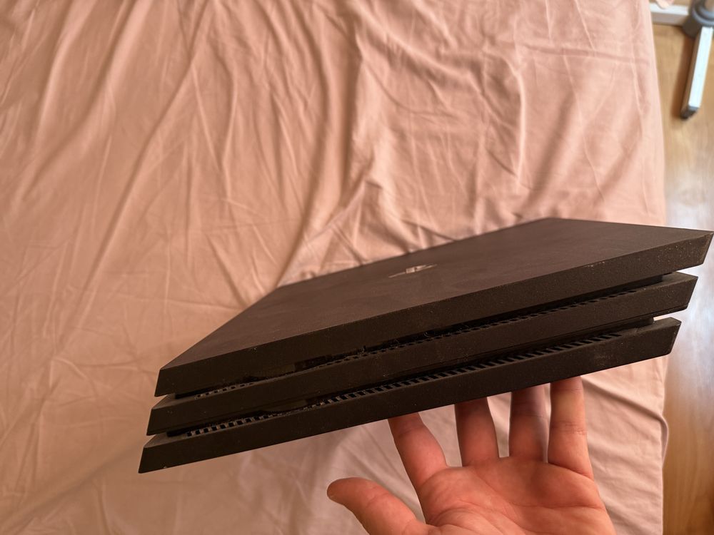 Playstation 4 pro, 1 TB,13 игри , 3 джойстика, перфектно състояние!