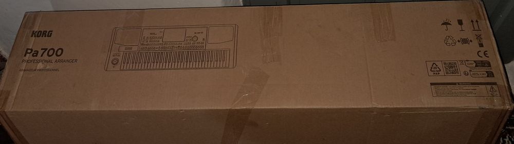 Vând Korg PA700 NOU.