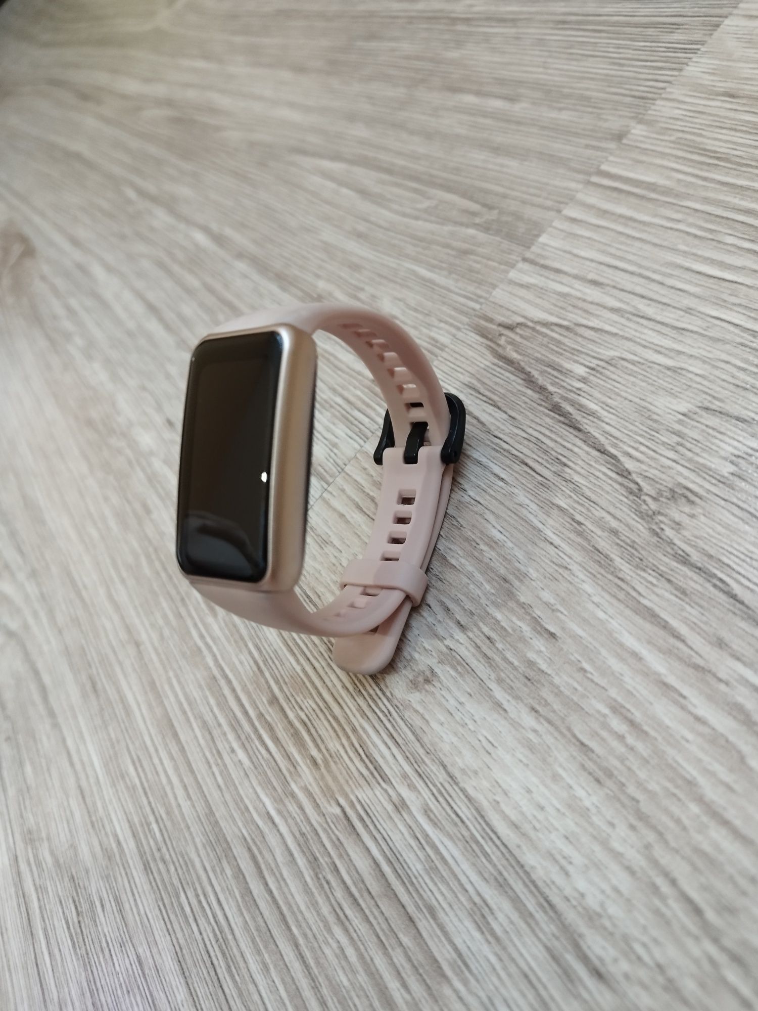 Дамска смарт гривна Huawei Band 6