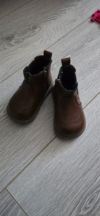 Продам новые детские ботинки