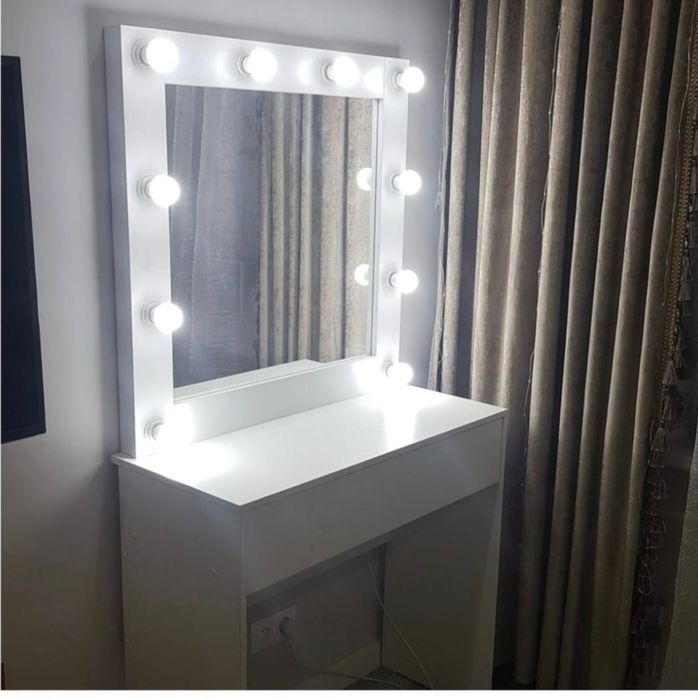 Туалетный столик с зеркалом из лампочек
