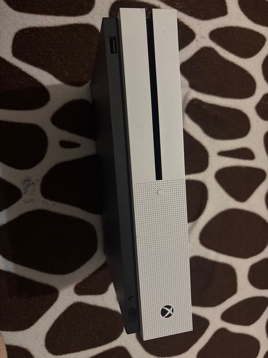 Xbox One S 1TB + 2 controllere + FIFA 22 + FIFA 23