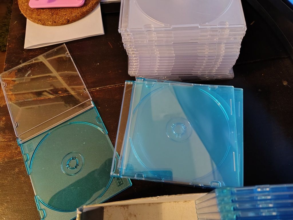 Над 100бр кутии за CD/DVD/Blu-Ray дискове цветни и черни