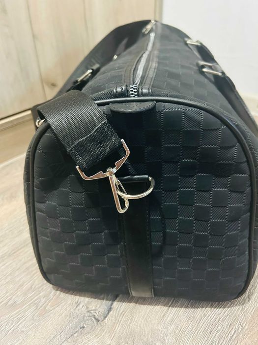 Чанта за ръчен багаж с матови елементи и дълга дръжка за рамо