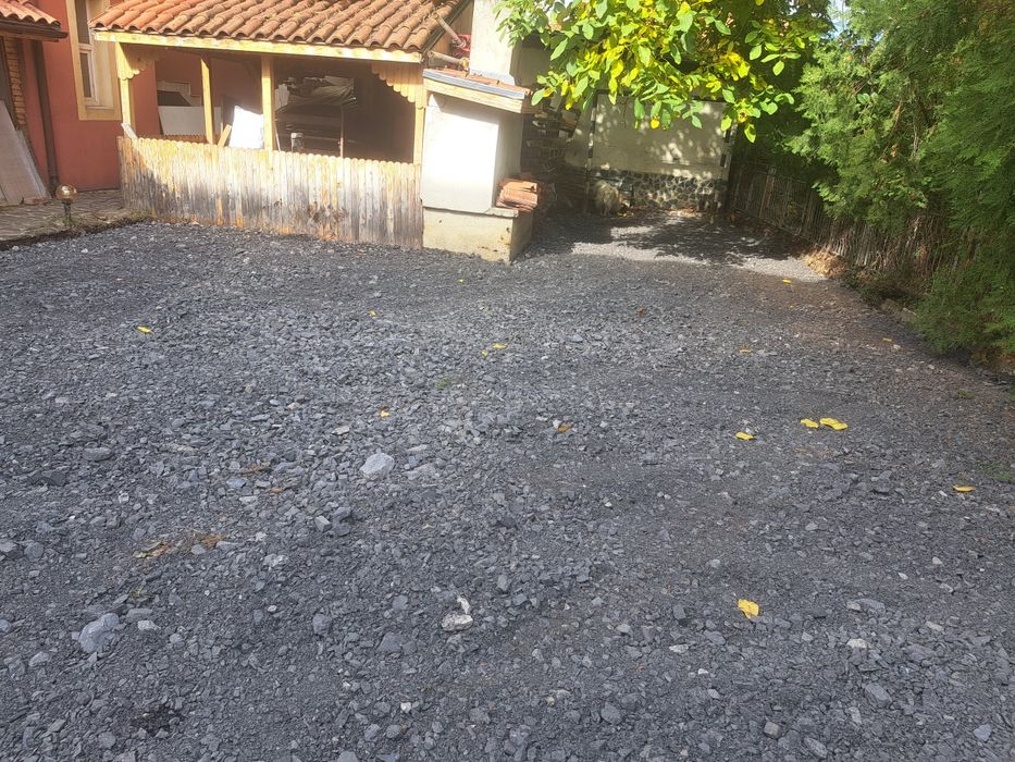 Давам място със постройка  под наем 300кв м