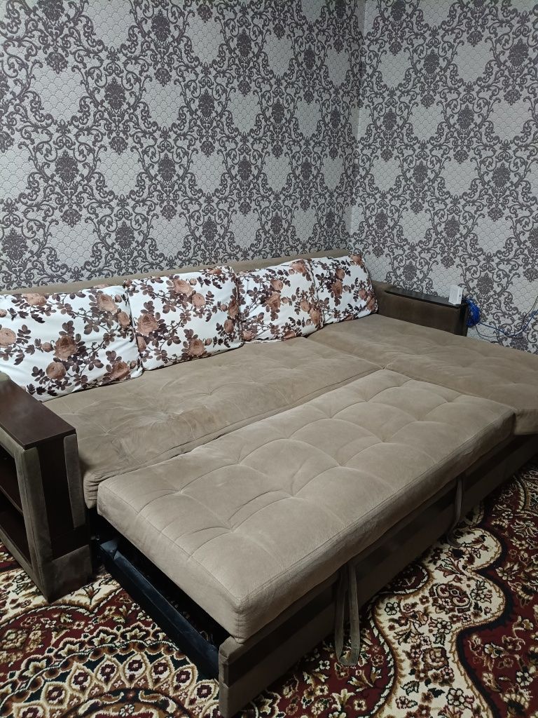 Диван коричневый большой