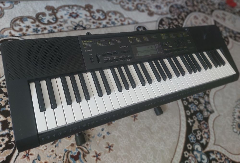 Продам синтезатор