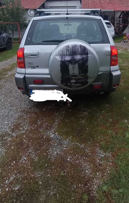 Masina Toyota Rav 4.