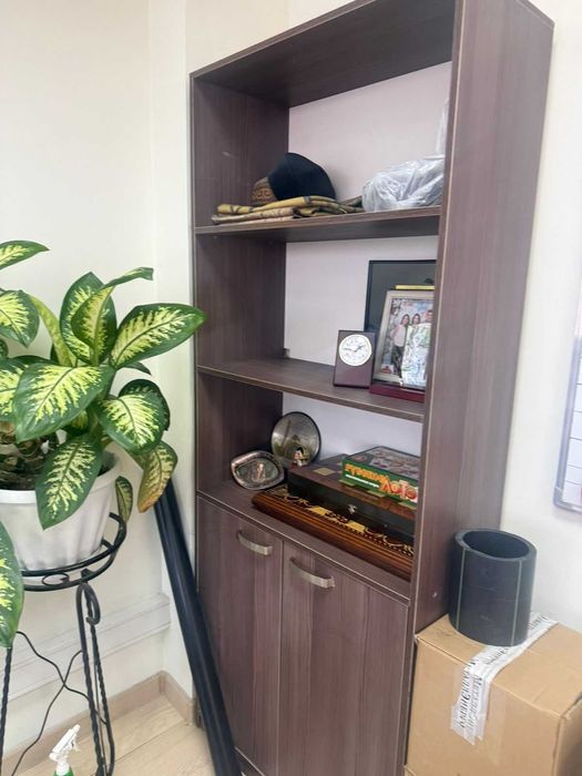 Стол офисный и шкаф в комплекте