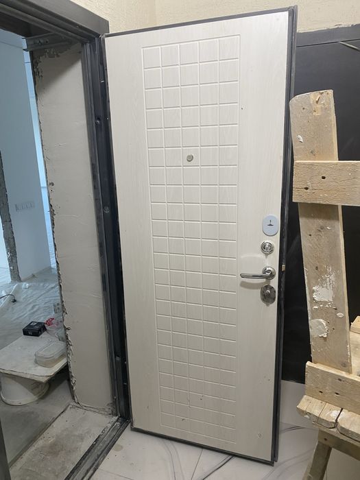 Продам входную дверь