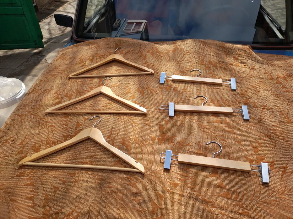 Дървени закачалки за дрехи